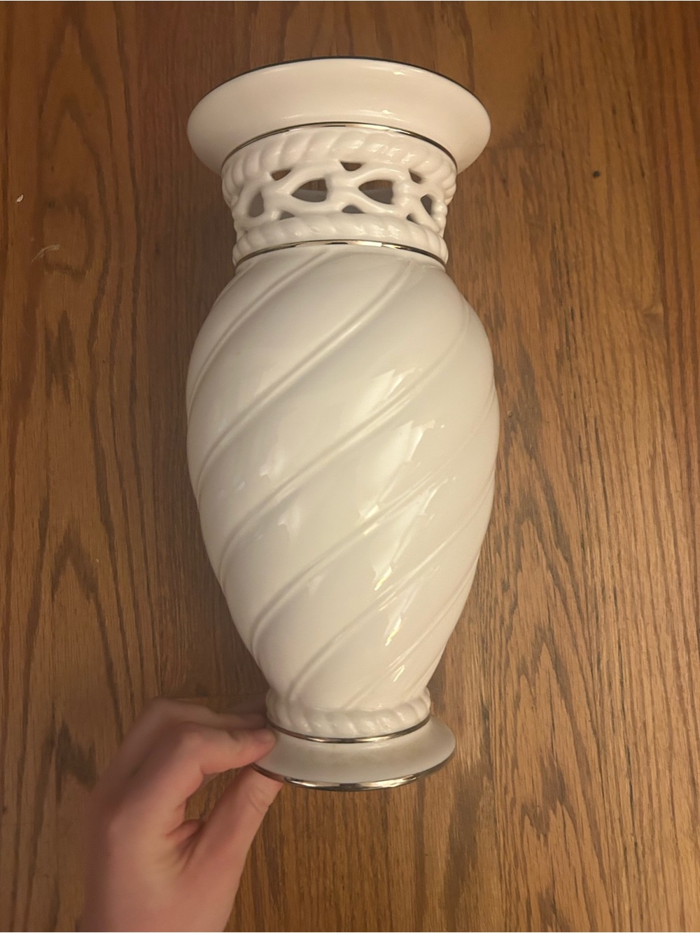 Lenox Latice Cream/White Classic Swirl Patterned Vase W/ Gold Accents